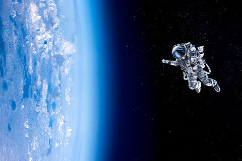 元素班长为首的宇航员孩子女孩宇航员在太空感人的星球美国宇航局提供