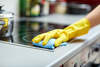 人，家<i>务</i>劳动和家<i>务</i>管理概念— —用抹布在家清洁炊具厨房的防护手套的女人手的特写
