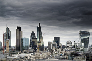 伦敦城市景观天际线与标<i>志</i>性地标建筑在C的地方伦敦城市景观天际线与标<i>志</i>性地标建筑在城市与戏剧性的暴风雨天空