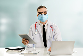 医生在医院戴口罩可预防冠状病毒病或COVID-19医务人员是感染冠状病毒或COVID-19的高危人群