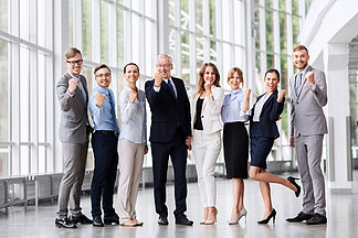 成就，胜利和企业理念— —快乐的业务团队在办公室庆祝成功庆祝在办公室成功的愉快的商业团队
