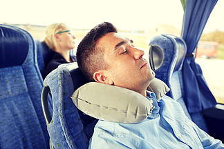 运输，旅游业，休息，舒适和人们观念-供以人员在有脖子脖子可膨胀的枕头的旅行公共汽车上睡觉睡在旅行巴士与<i>宫</i><i>颈</i>枕头的男人