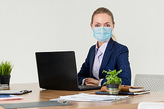 办公室工作人员与隔离冠状病毒或COVID-19的口罩重新营业并阻止冠状病毒或COVID-19传播的<i>保</i><i>护</i><i>性</i>工作环境概念