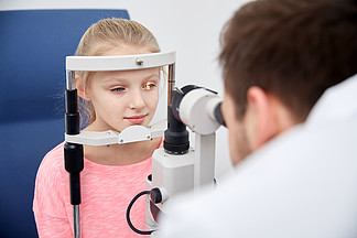 卫生保健，药物，人们，视力和技术概念-验光师与非接<i>触</i>式眼压计在眼科诊所或光学商店检查患者的眼压