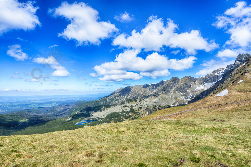 山峰和蓝蓝的天空