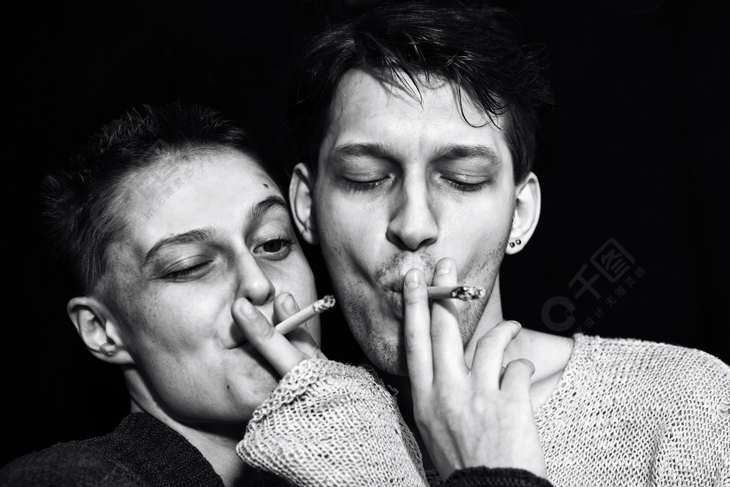 男生抽烟对女生吹雾图片