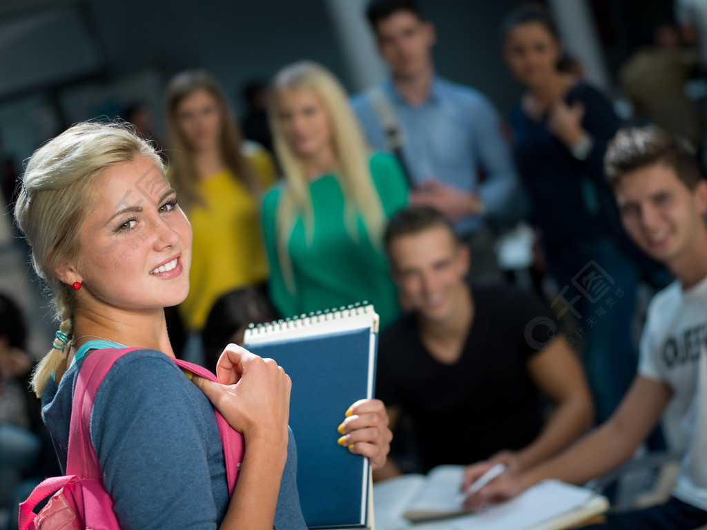 快乐的学生团体在教室里学习