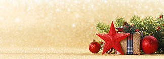 圣诞节或新年装饰，工艺纸礼品盒，松树枝和视锥细胞和球散景灯背景，副本空间圣诞礼物和装饰品