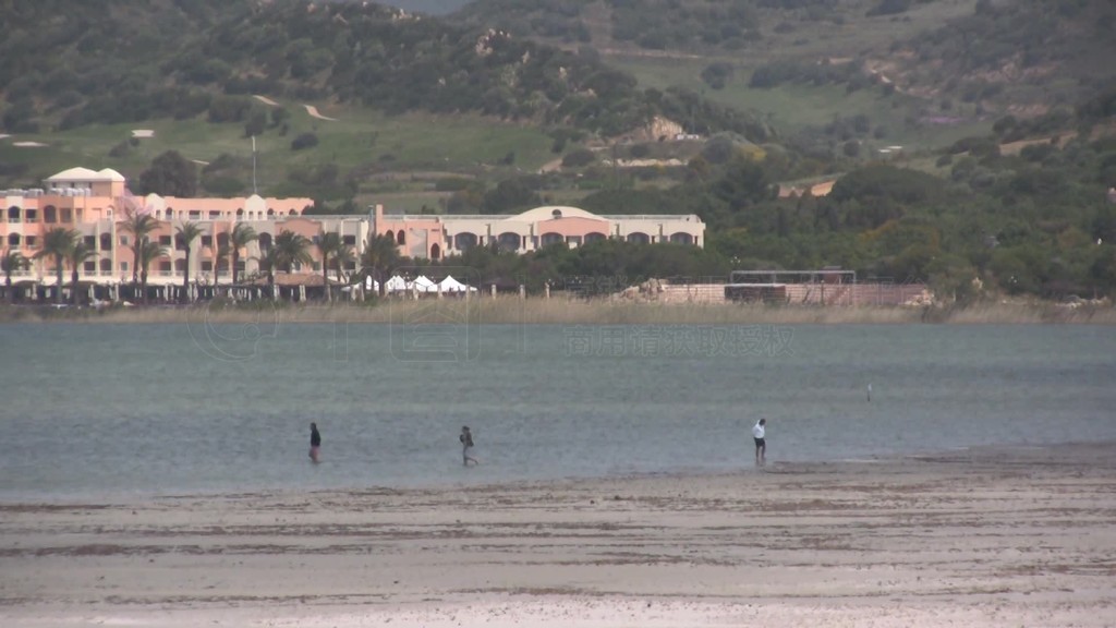 Blick auf einen Strand bei Ebbe mit DnnenStadt im Hintergrund