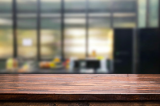 木桌上模糊厨房或咖啡厅的房间背景对<i>于</i>蒙太奇产品展示设计关键视觉布局