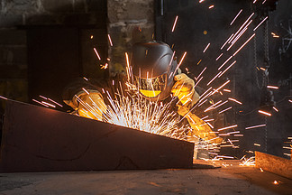 工人焊接金属工人焊接金属与火<i>花</i>在工厂