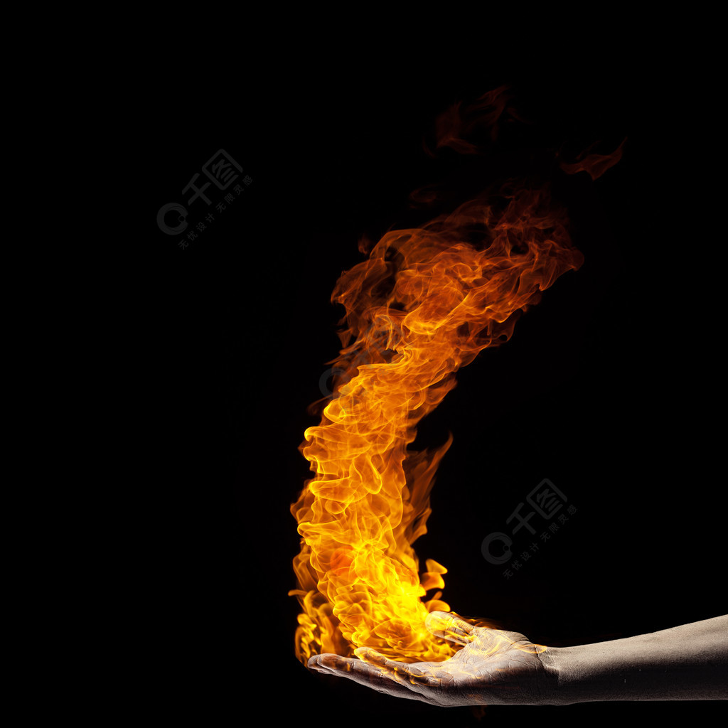手中有火人类的手,握着火火焰的特写