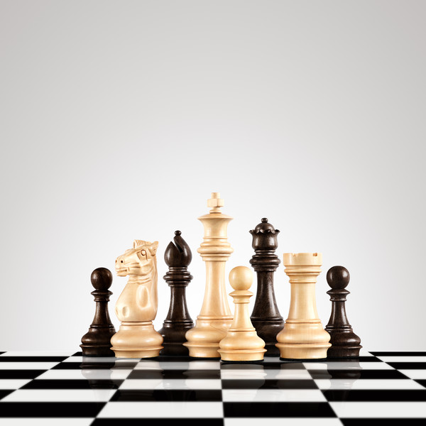 48战略和领导观念黑色和白色木制国际象棋棋子站在板上准备比赛04818