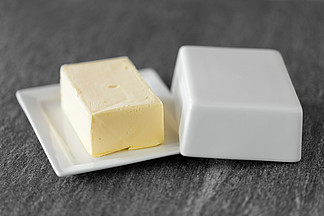 食品和奶制品的概念— —关闭在石桌上的黄油在桌子上的黄油的特写