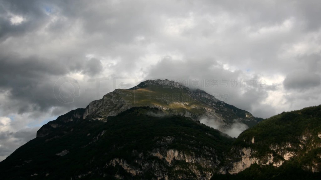 Wolken nber einem Gebirge im Zeitraffer