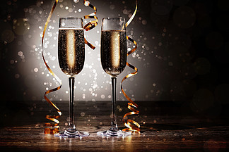 杯<i>在</i><i>新</i>年晚会的香槟准备迎接<i>新</i>年的两个香槟杯