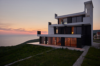 <i>当</i>代房屋现代别墅在日落时的外部视图