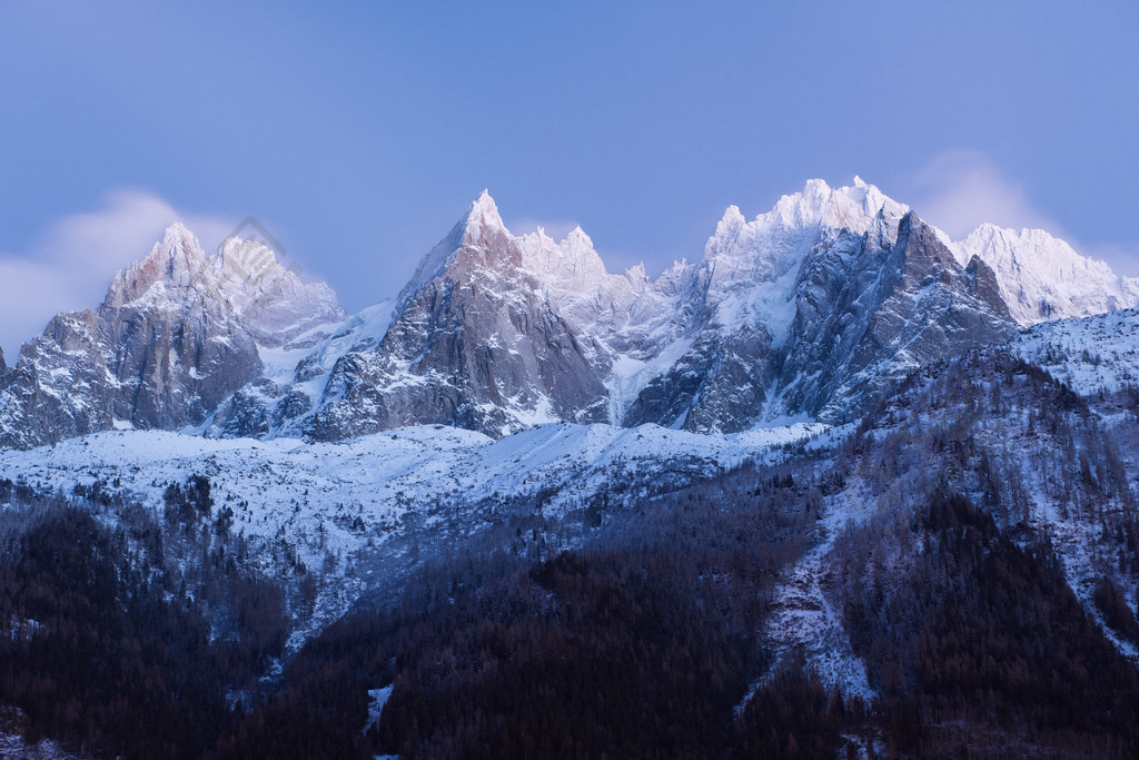 法國阿爾卑斯山峰覆蓋著新鮮的雪冬天風景自然場面在晚上1年前發佈