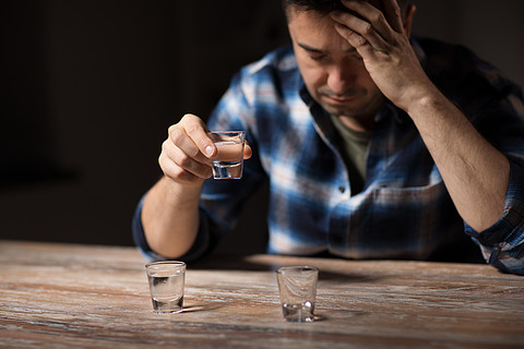 成癮和人們觀念-男性酒精飲酒在晚上射擊人在晚上喝酒晚上喝酒的男人