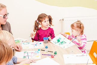 孩子们和导师在幼儿园里用<i>画</i>笔和水彩纸上绘<i>画</i>孩子们<i>画</i><i>画</i>