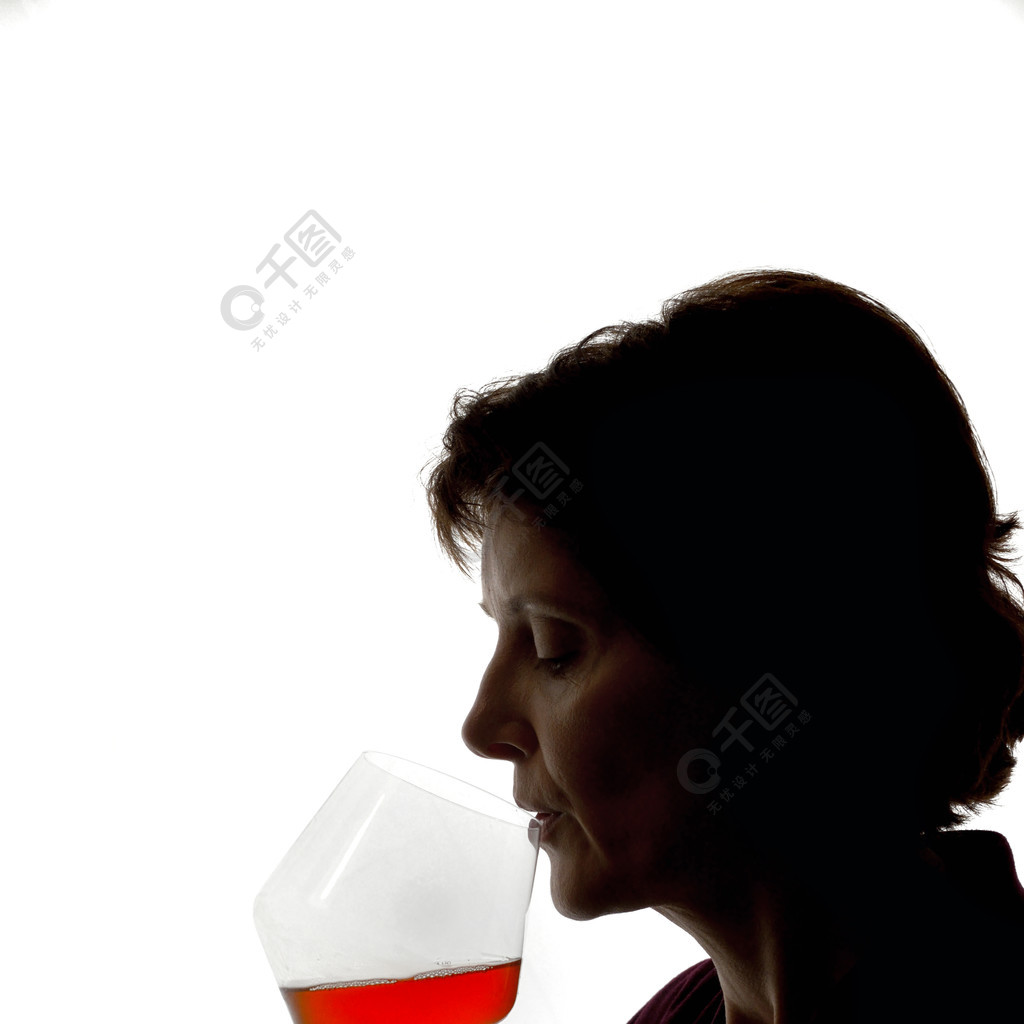 美女喝酒背影图片
