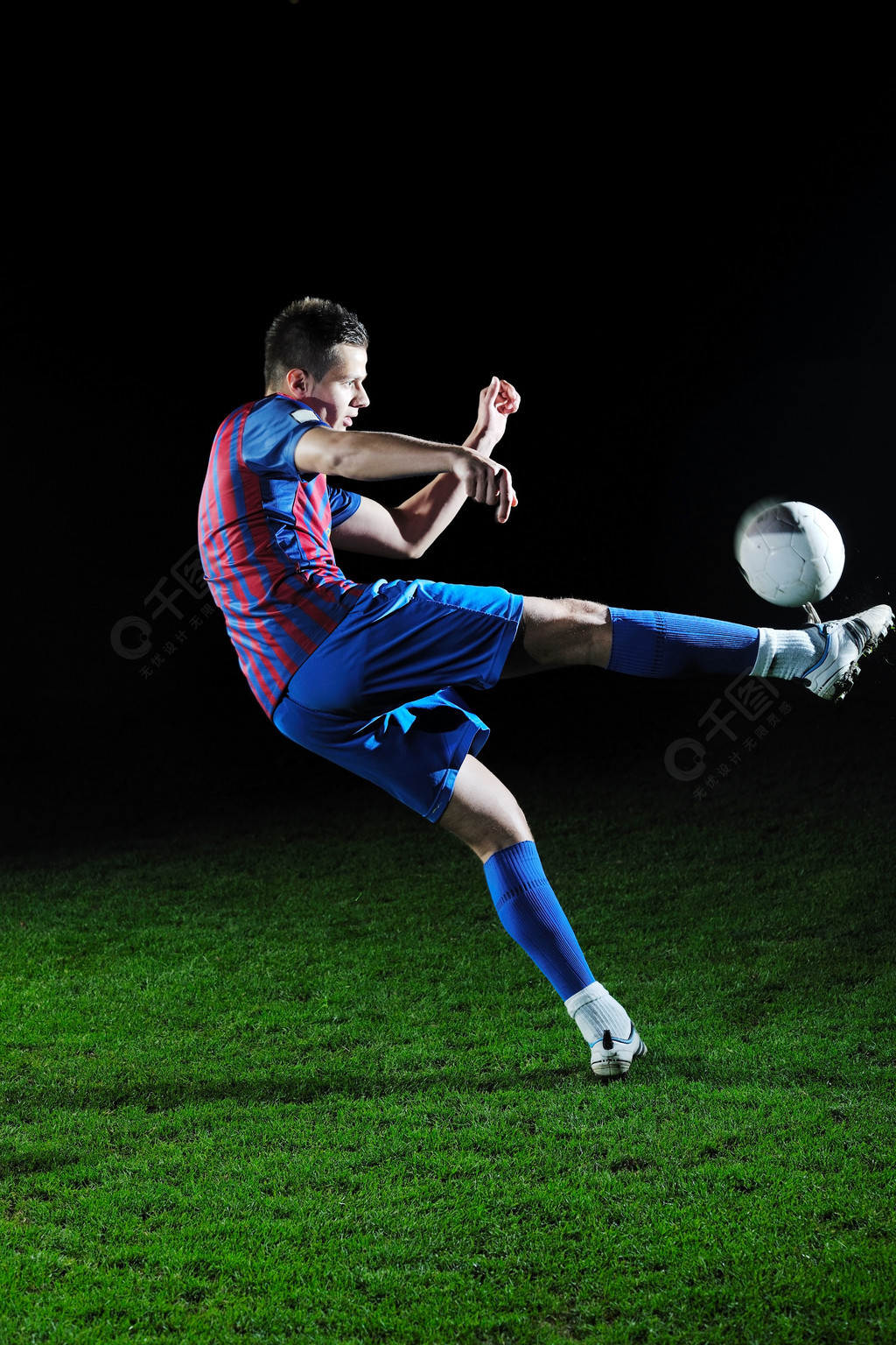踢足球的人(足球是多少个人踢的)，踢足球的人数，足球运动的基本形式，足球运动，探索参与人数与基本形式  第1张