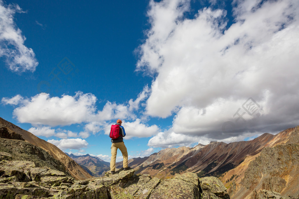 揹包客在秋山遠足