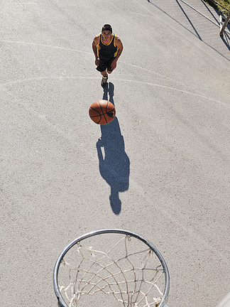 一个人打篮球影子图片图片