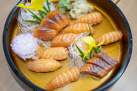 生魚片三文魚套餐,生魚片,日本料理(選擇性焦點)美味早餐套餐白菜套餐