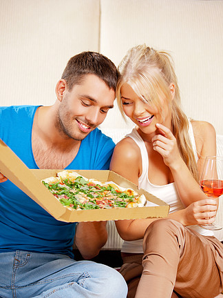 吃饭的幸福浪漫情侣的明亮的图片