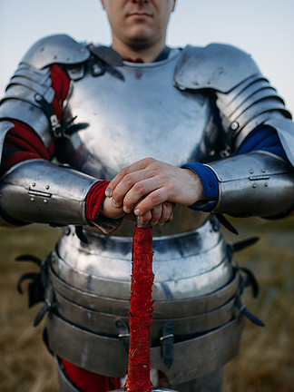 身穿金属甲的中世纪骑士持剑作 i