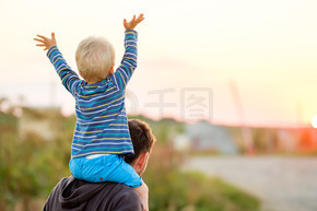 快乐的人和他的孩子在户外玩得开心父亲和儿子家庭生活方式农村场面在日落阳光下