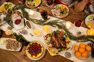 圣诞大餐和吃的概念— —烤鸡或火鸡和<i>其</i><i>他</i>食物在桌子上烤鸡或火鸡在圣诞节桌上