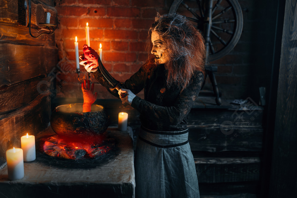 可怕的女巫煮汤与人体部位巫术的黑暗力量蜡烛的精神沉迷女占卜者呼唤