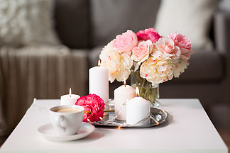 卫生和<i>芳</i><i>香</i><i>疗</i><i>法</i>的概念— —燃烧的蜡烛，电花环灯，咖啡和桌上的花咖啡，蜡烛，花环和桌上的鲜花