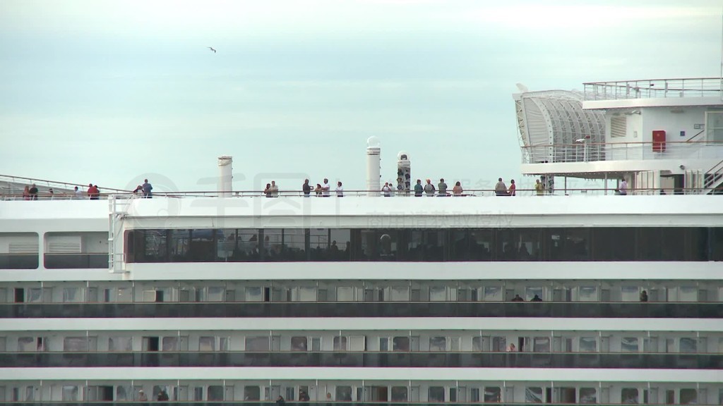 Kreuzfahrttouristen auf einem Schiff beim Auslaufen-վڶװϵֳ˿