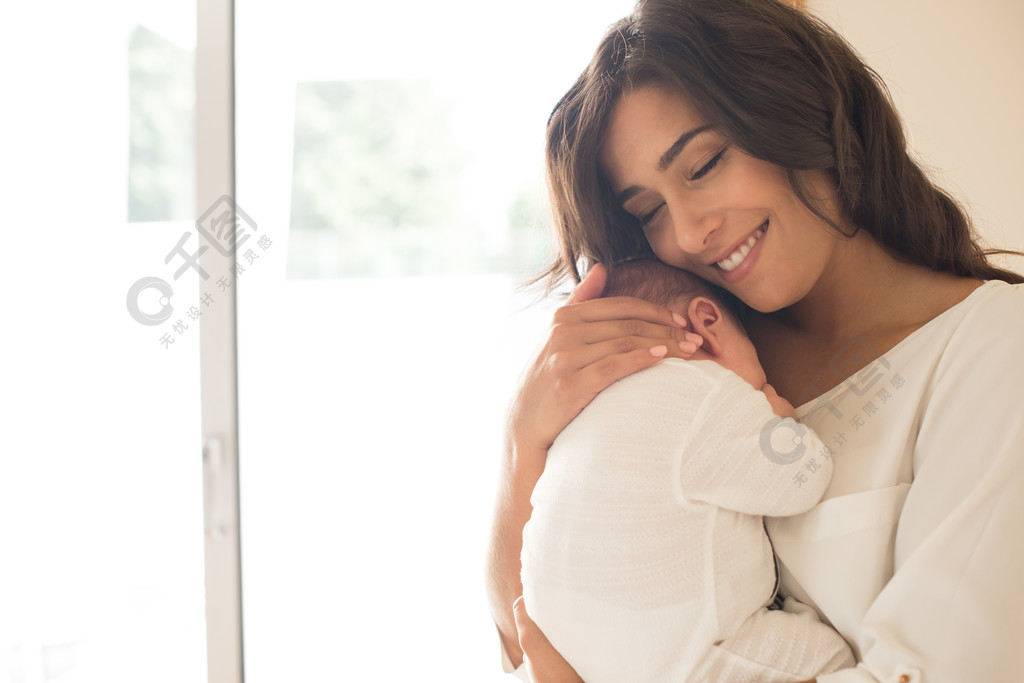 美女抱着小婴儿图片