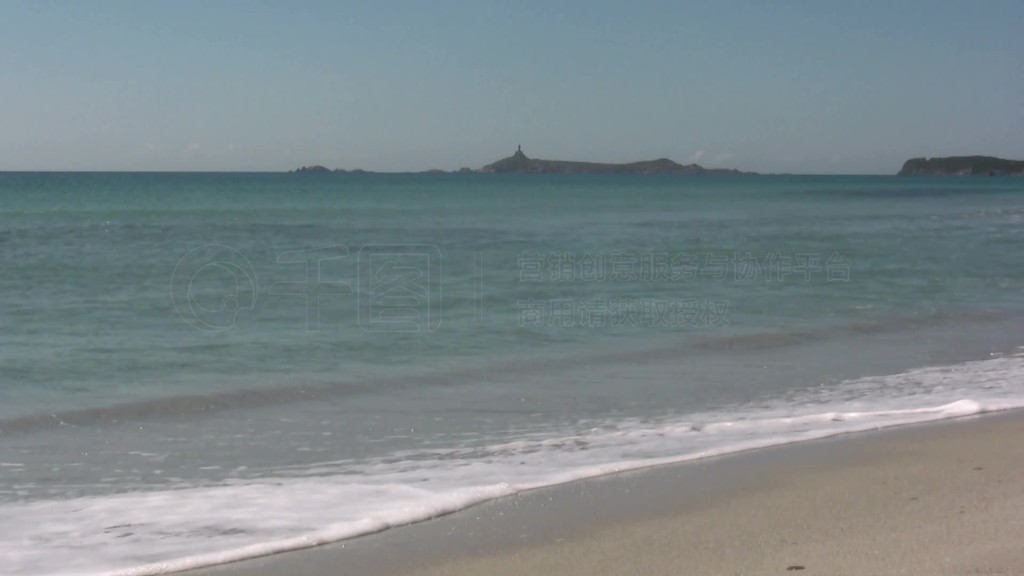 Blick auf einen Strand mit FelsenWellen