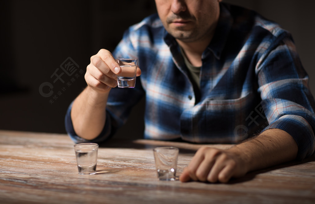 酒精中毒酒精成瘾和人们观念男性酒精饮酒在晚上射击人在晚上喝酒晚上