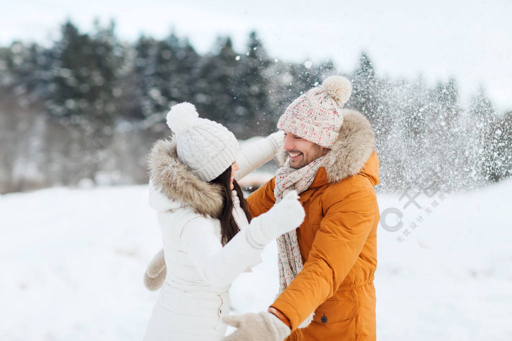 人季节爱情和休闲的概念幸福的夫妇在冬天户外拥抱和笑