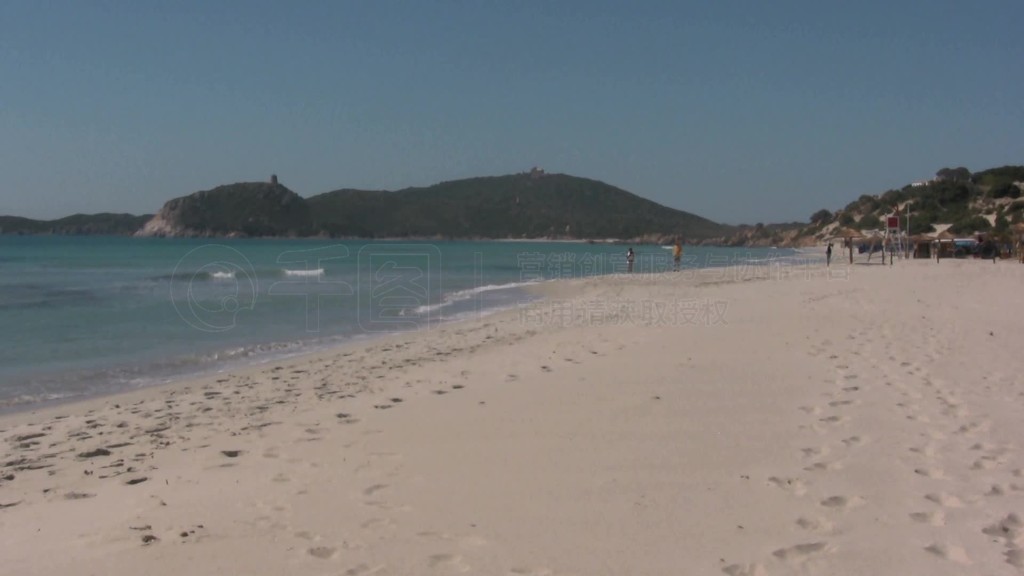 Blick auf einen Strand mit FelsenWellen