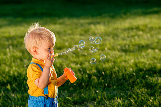 <i>户</i><i>外</i>小孩孩子画象与一岁男婴吹的肥皂泡的农村场面健康的学龄前儿童夏季活动孩子在<i>外</i>面玩