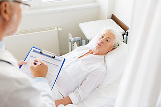 医学，年龄，卫生保健和人们的观念-写在剪<i>贴</i>板上在医院病房的女高管和医生