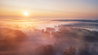 <i>夏</i><i>天</i>自然风景空中全景有雾的早晨河和森林在阳光下在朦胧的日出的惊人自然场景白俄罗斯，欧洲
