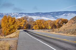 高速公路在科罗拉多秋天，美国