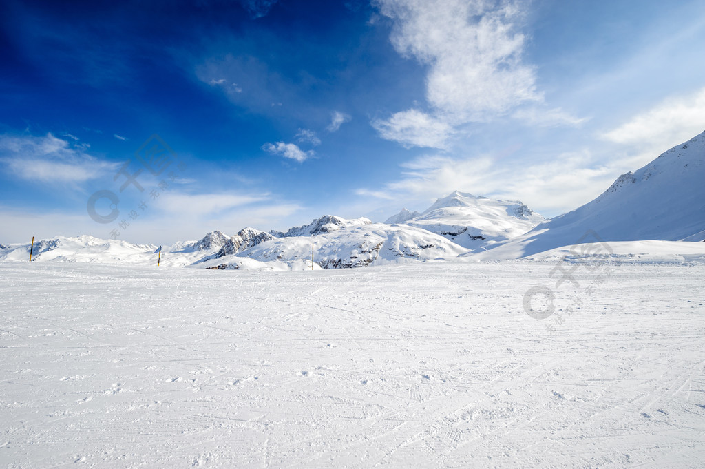 高山冬天山風景用雪蓋的法國阿爾卑斯在晴天法國伊澤爾谷