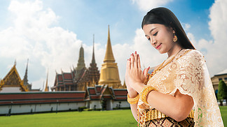 美丽的泰国妇女画象在传统泰国服装装饰在鲜绿色菩萨或曼谷玉佛寺的寺庙在曼谷，泰国