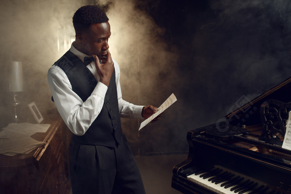 在背景黑人演奏者在音乐会前摆在乐器乌木钢琴演奏家与现场音乐笔记本