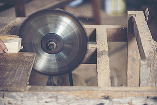 木工车间的背景图像：木匠工作表木工车间的背景图象：木匠用不同的工具的工作表和木头切口站立，葡萄酒过<i>滤</i><i>器</i>图象木工车间的背景图像：木匠用不同的工具和木材切割台，老式过<i>滤</i><i>器</i>图像的工作台