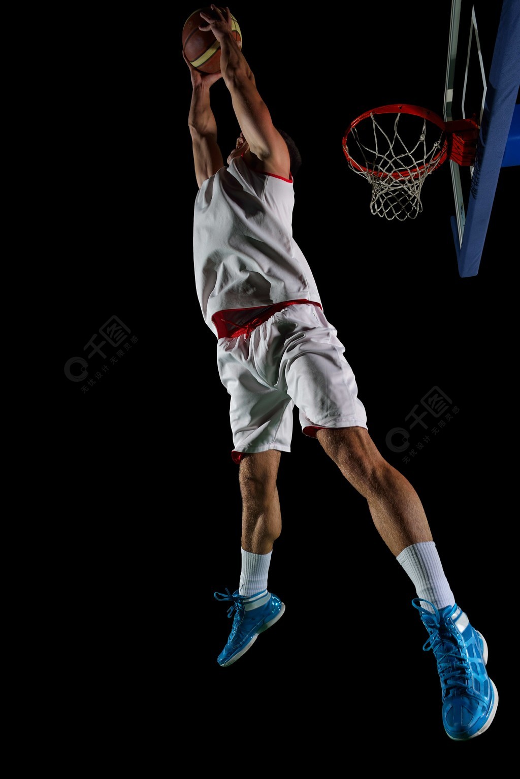 在黑色背景上孤立的行动中的篮球比赛体育运动员人物形象免费下载